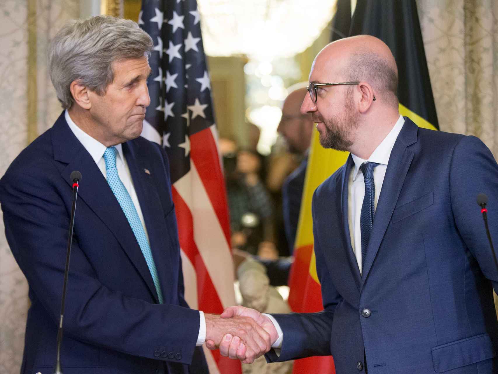 Kerry saluda al primer ministro belga, Charles Michel