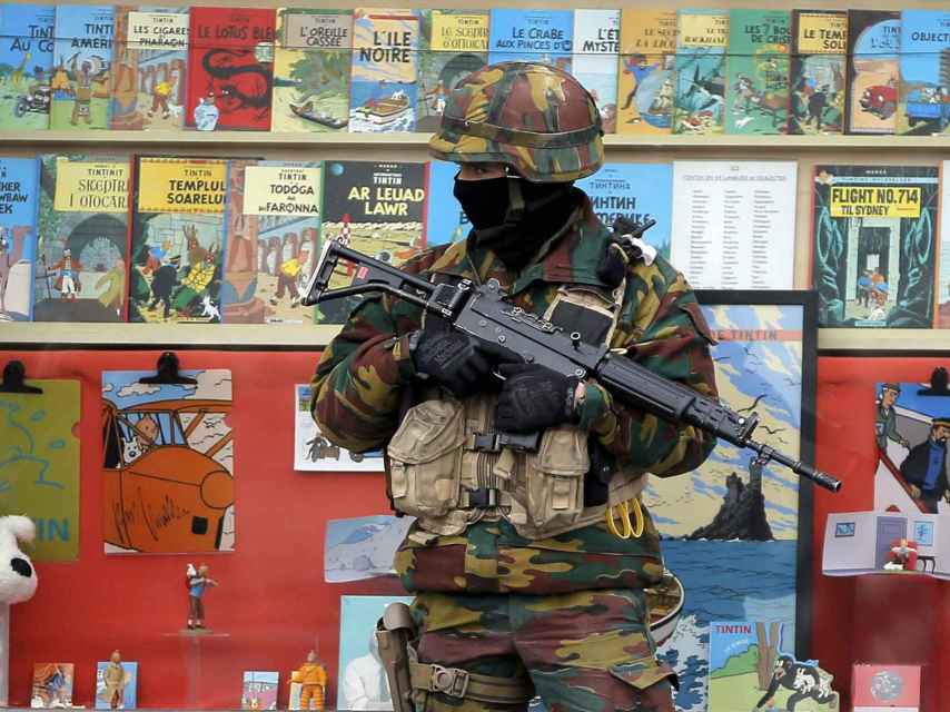 Un soldado delante de una tienda en el centro de Bruselas este miércoles.