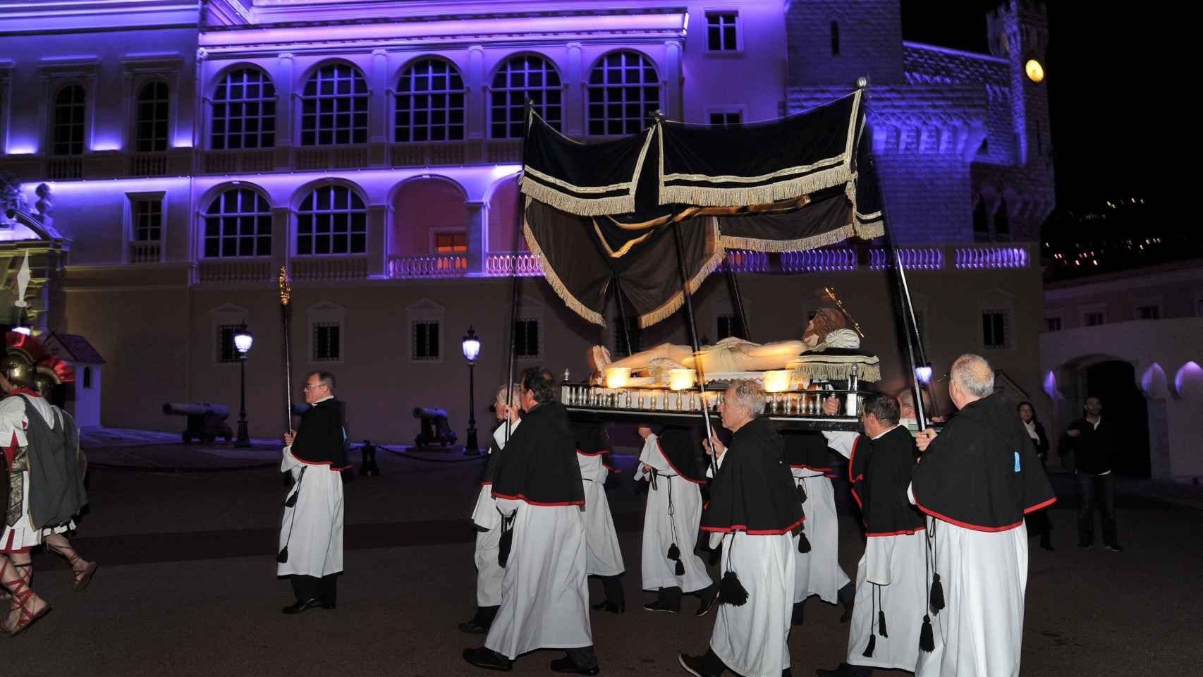 La procesión de la Cofradía de los Penitentes de la Misericordia es una tradición en Mónaco
