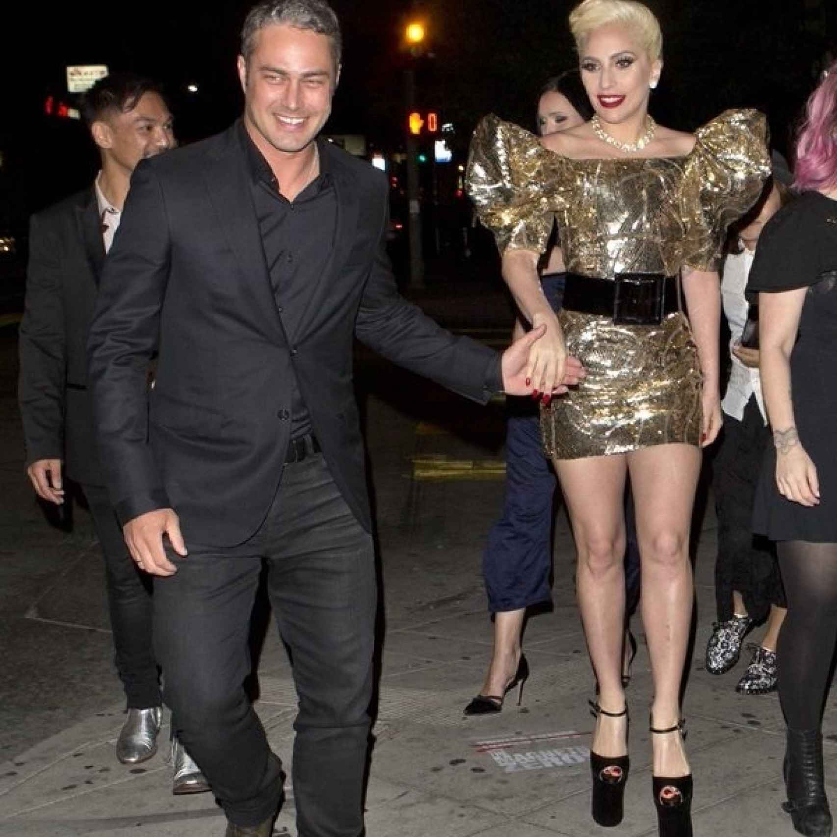 Taylor Kinney y Lady Gaga llegando a la fiesta de cumpleaños de la cantante