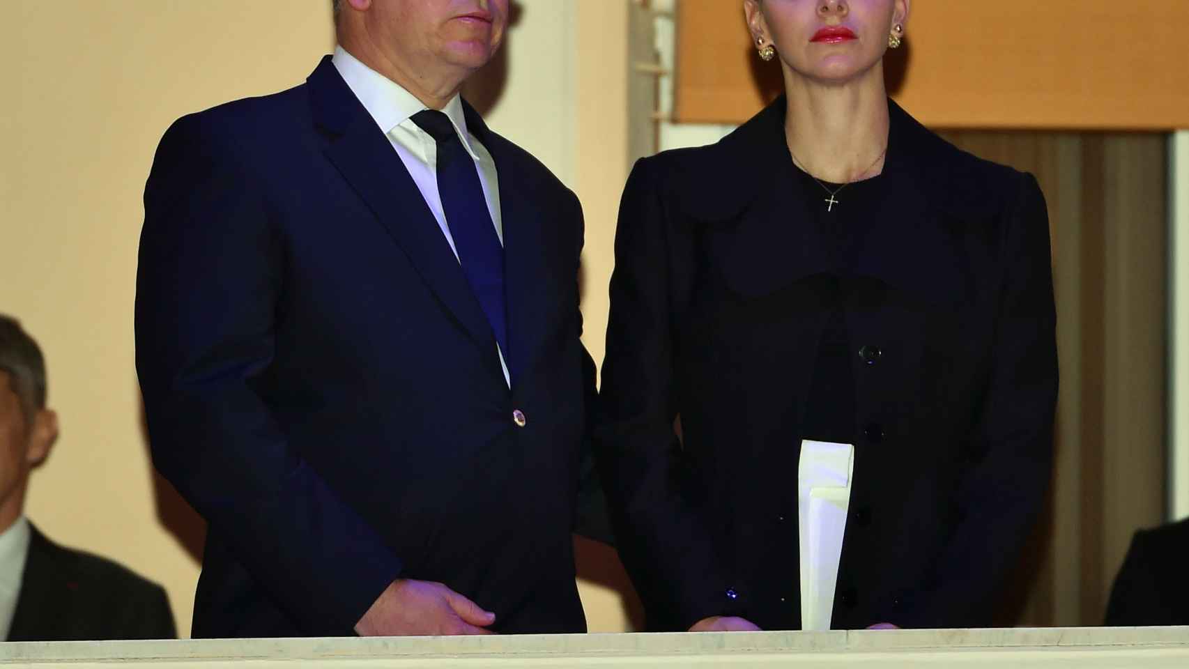 Alberto de Mónaco junto a la princesa Charlène, que tiene mirada al infinito