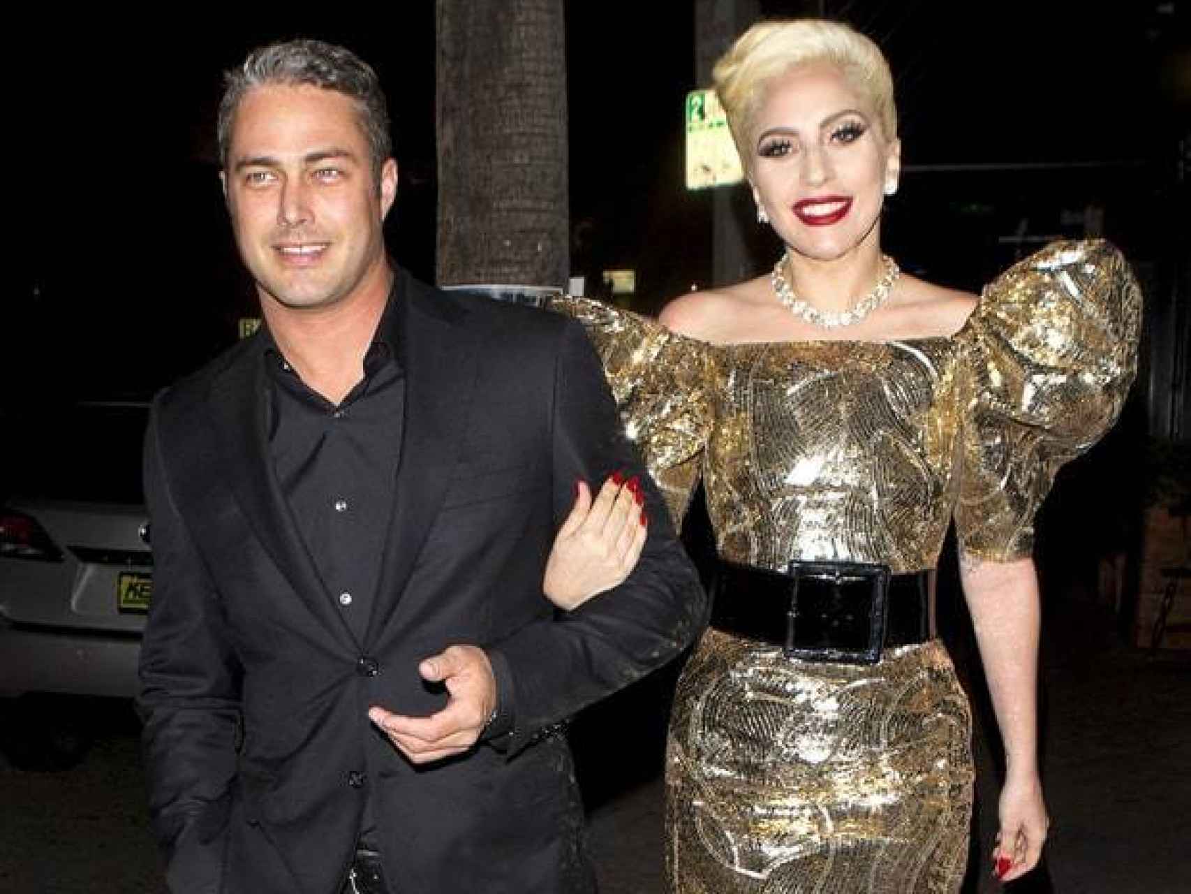 Lady Gaga vestida de regalo no parece una chica de 30