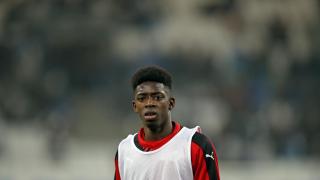 Ousmane Dembélé calentando antes del Marsella-Rennes.