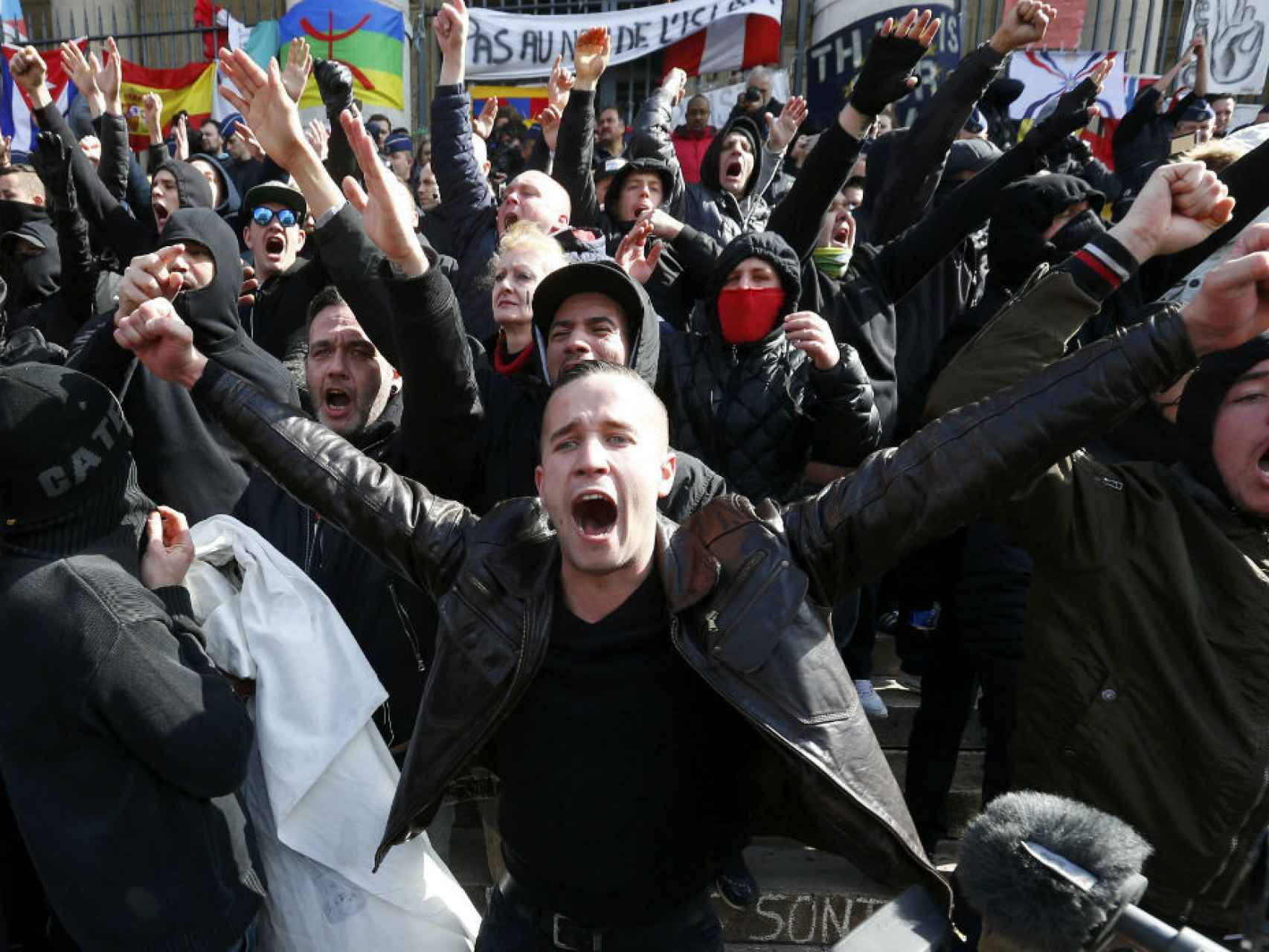 Los radicales de ultraderecha, concentrados en la plaza de la Bolsa de Bruselas.