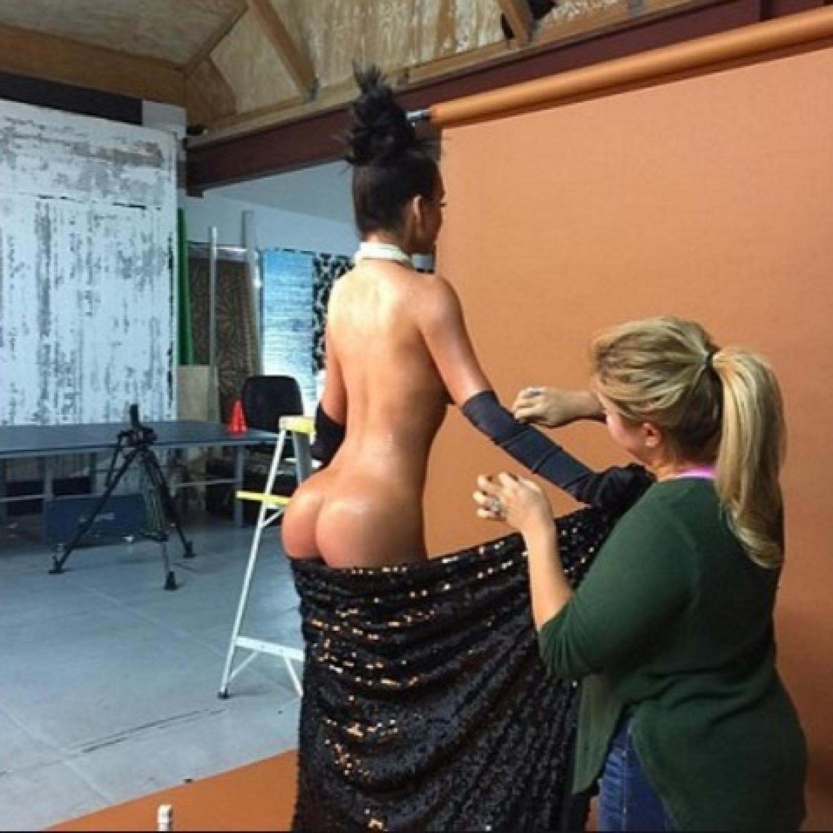 Abigail Ratchford en su calendario para 2016 donde imita escenas de famosos