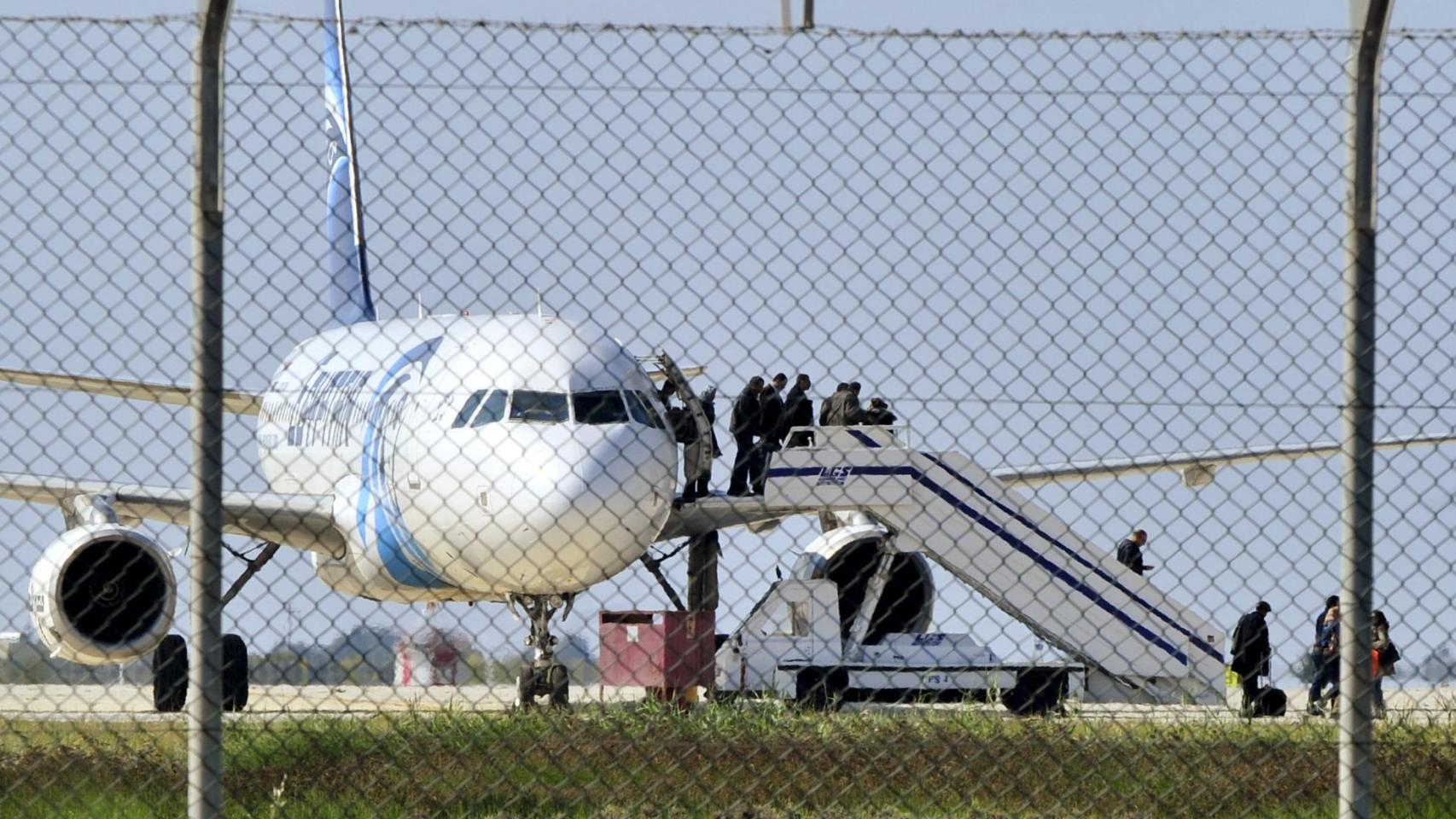 Se Entrega El Secuestrador Del Avión De Egypt Air Obligado A Aterrizar En Chipre 8912