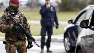 Las fuerzas de seguridad belgas vigilan el acceso al aeropuerto de Zaventem