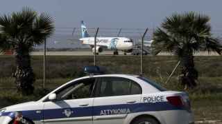 Un coche de Policía junto al avión de Egypt Air secuestrado