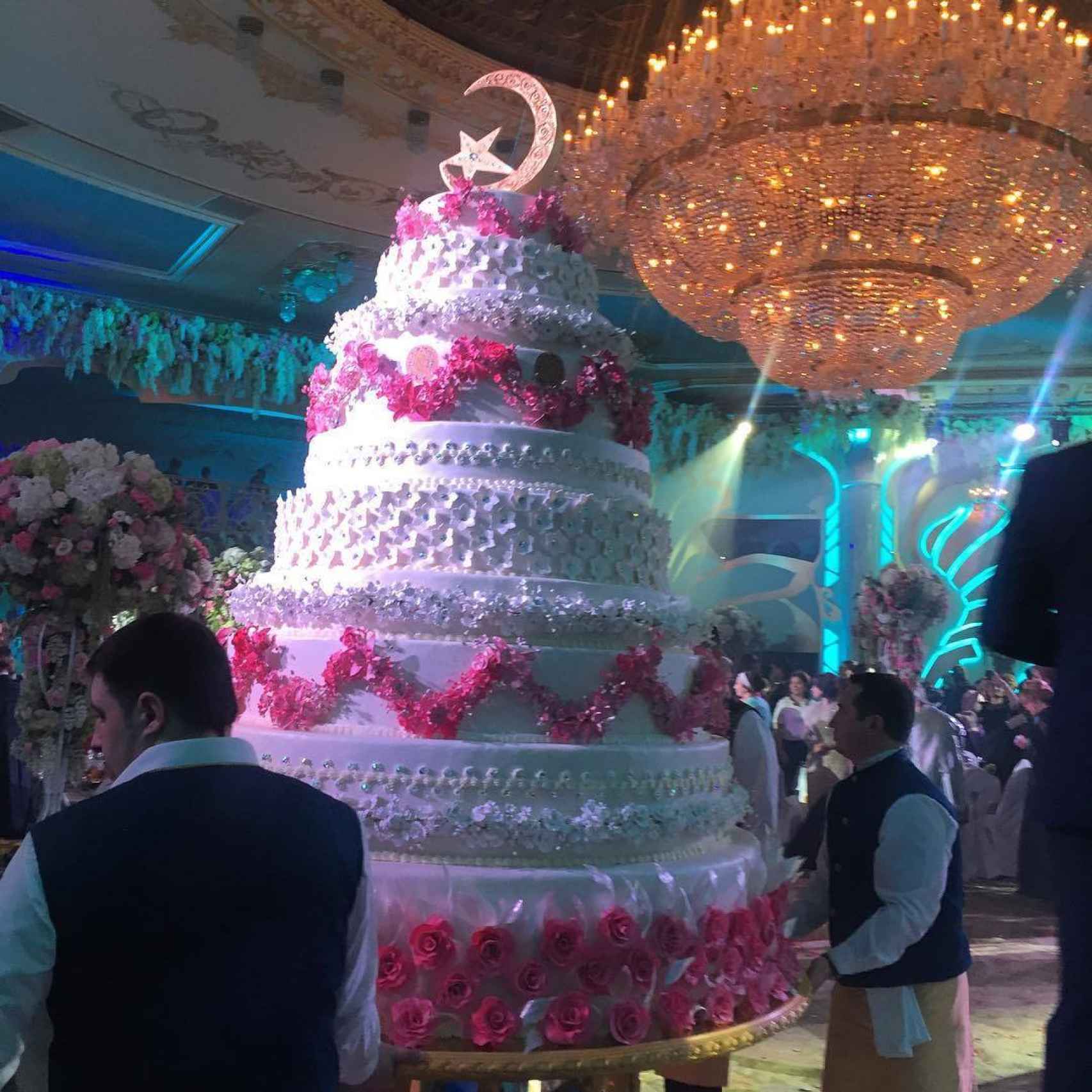 El enorme pastel de boda