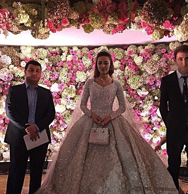 La novia posa vestida con un Elie Saab a medida