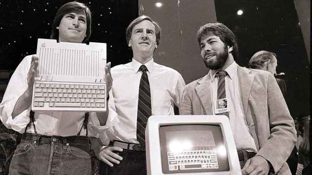 Steve Jobs, John Scully y Steve Wozniak, en 1984.