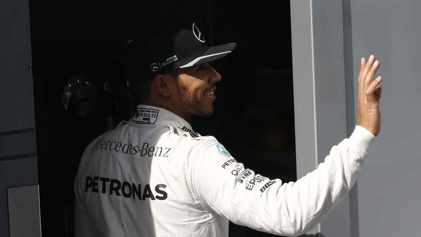 Hamilton entra al garaje.