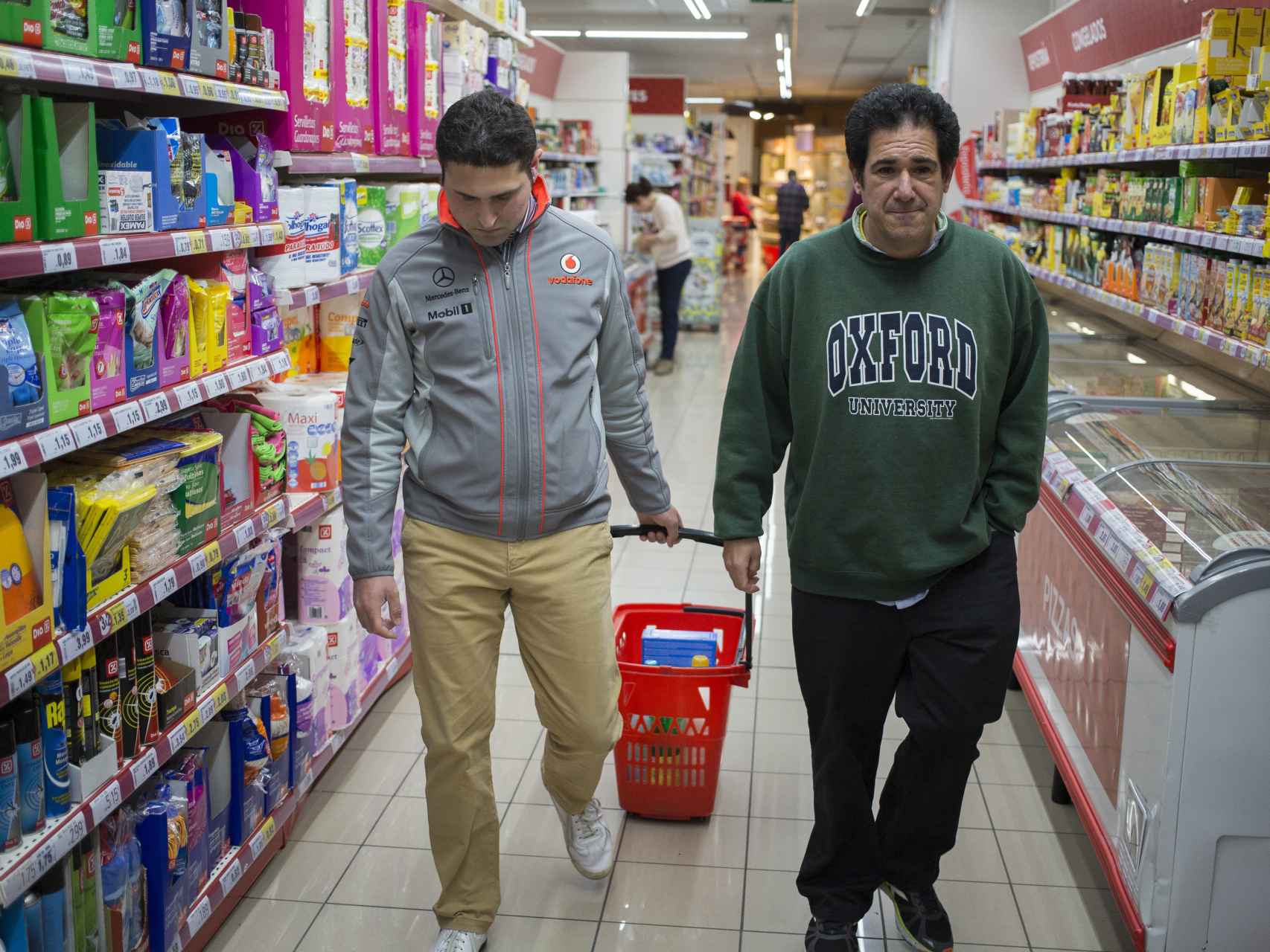 Guillermo y Eduardo hacen la compra.