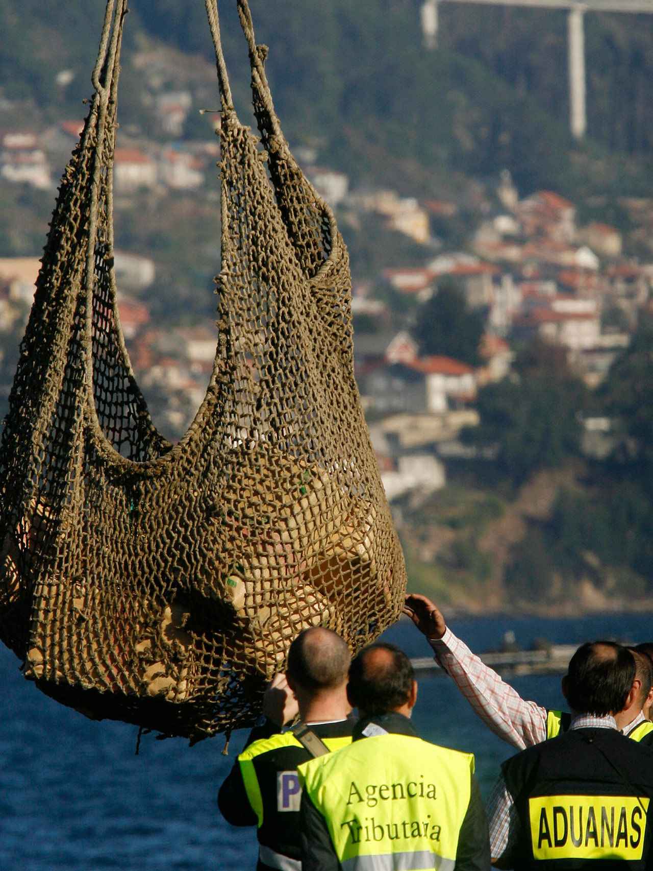 La policía saca 120 fardos de hachís de un buque británico en el puerto de Vigo en noviembre de 2007.