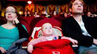 Una pareja disfruta de una película con su bebé en la sala de cine The Movies en Amsterdam (Holanda).