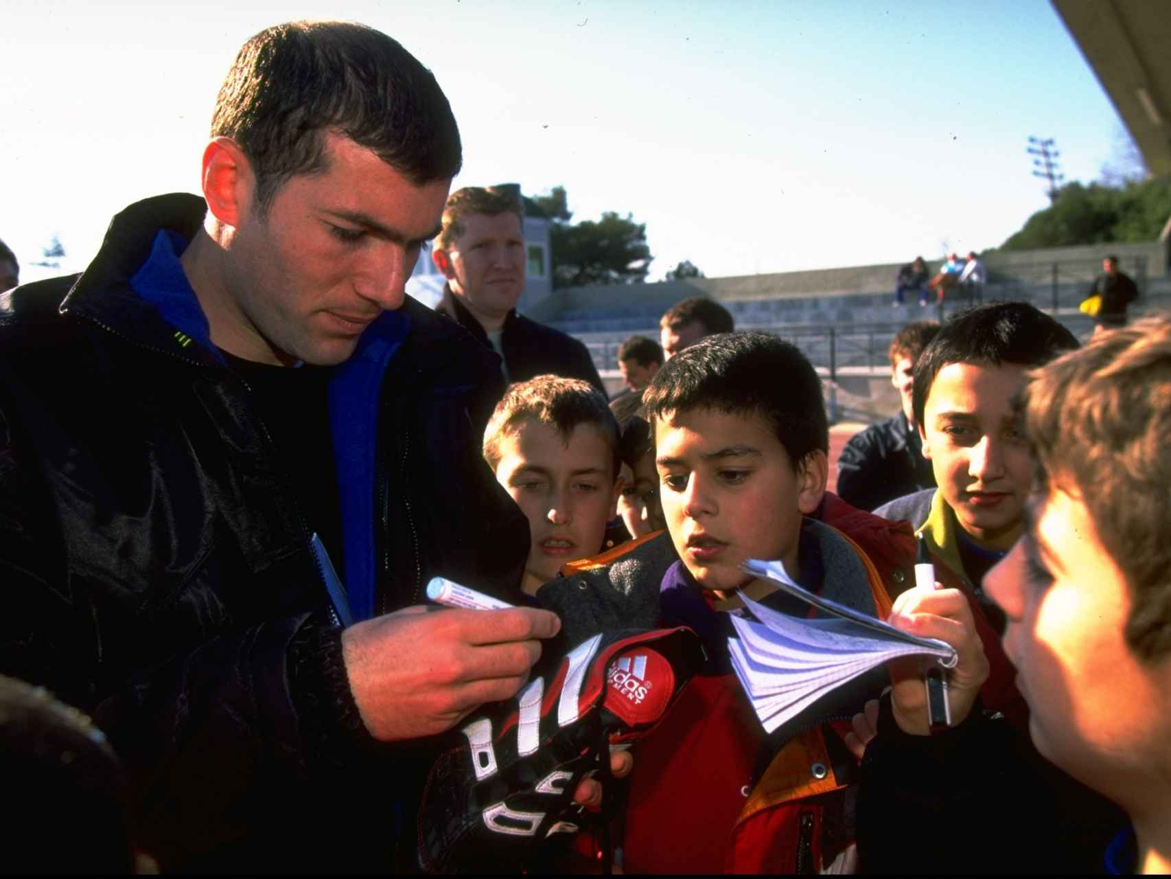 Zidane firma autógrafos en Barcelona en 1999.