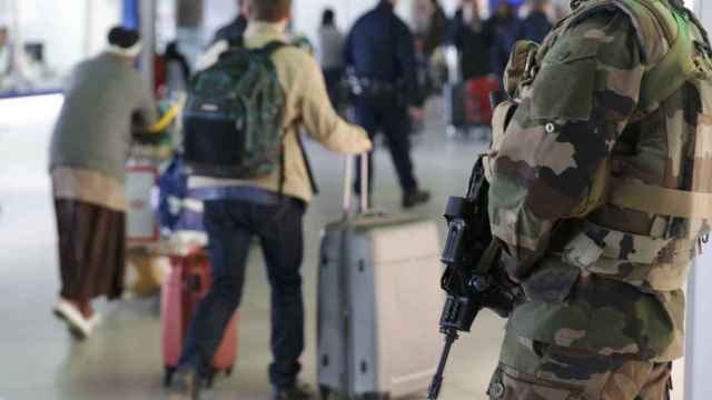 Refuerzan la seguridad en el aeropuerto Charles de Gaulle tras los atentados de Bruselas.