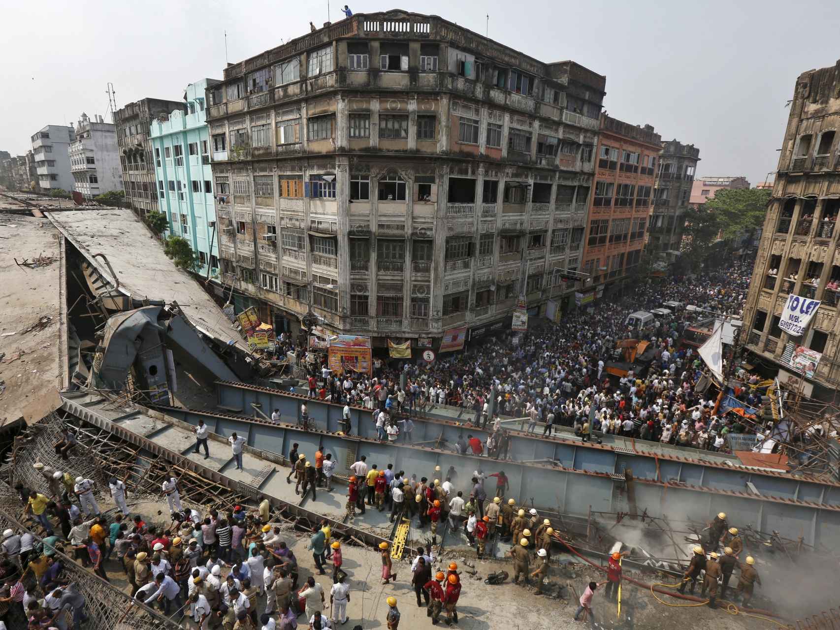 Un enorme paso elevado se desploma en la India y deja decenas de fallecidos