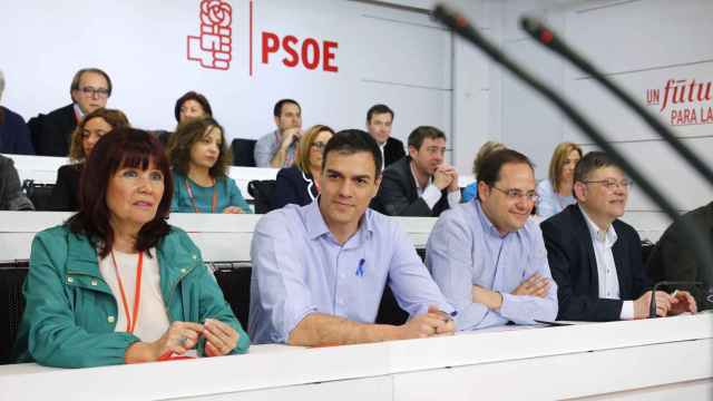 Sánchez, con su Ejecutiva en la sede socialista de Ferraz.