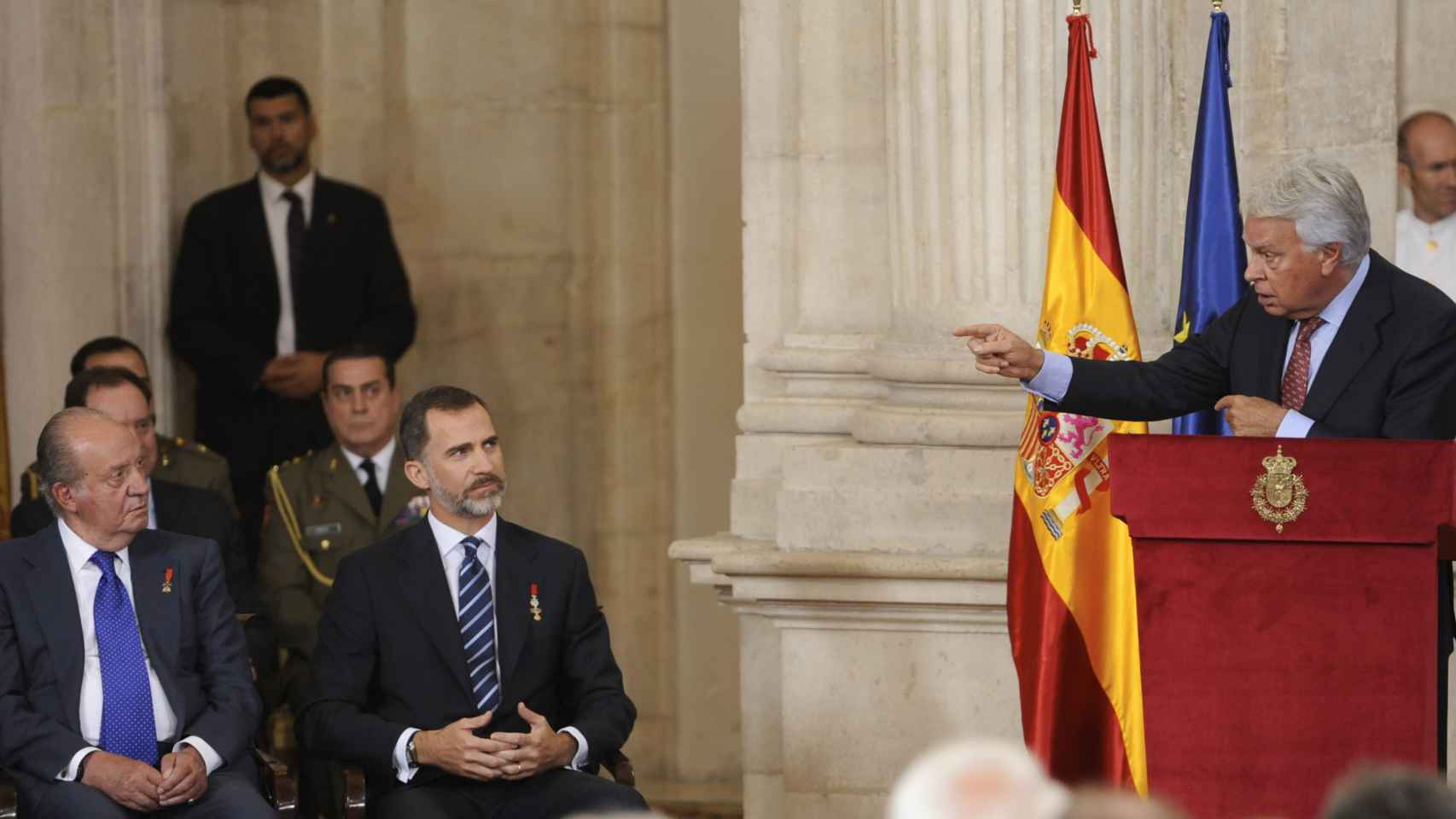 El rey Felipe VI y Juan Carlos I junto a Felipe González en junio de 2015.