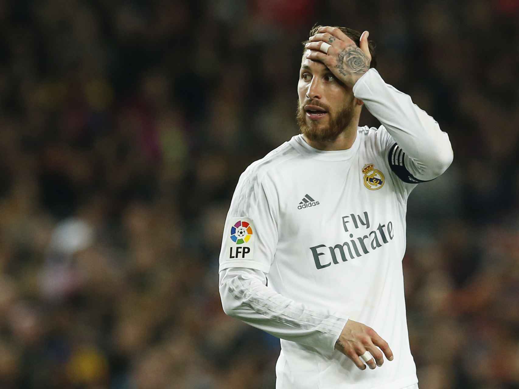 Sergio Ramos se retira expulsado del Camp Nou.