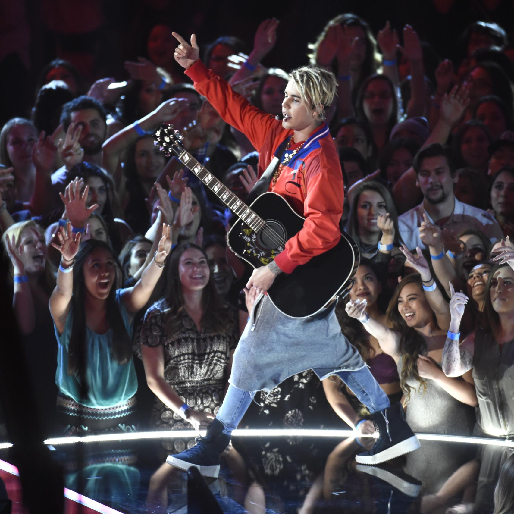 justin Bieber en plena actuación en los premios iHeartRadio Music Awards