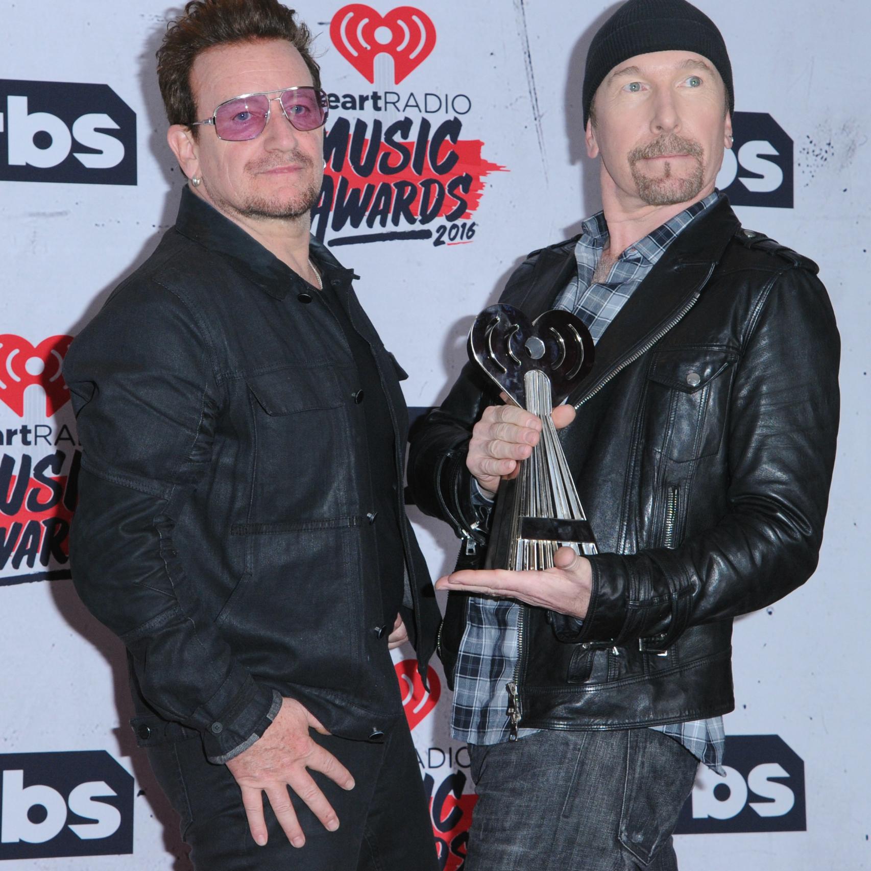 El cantante Bono y The Edge de U2 en los Premios iHeart Radio