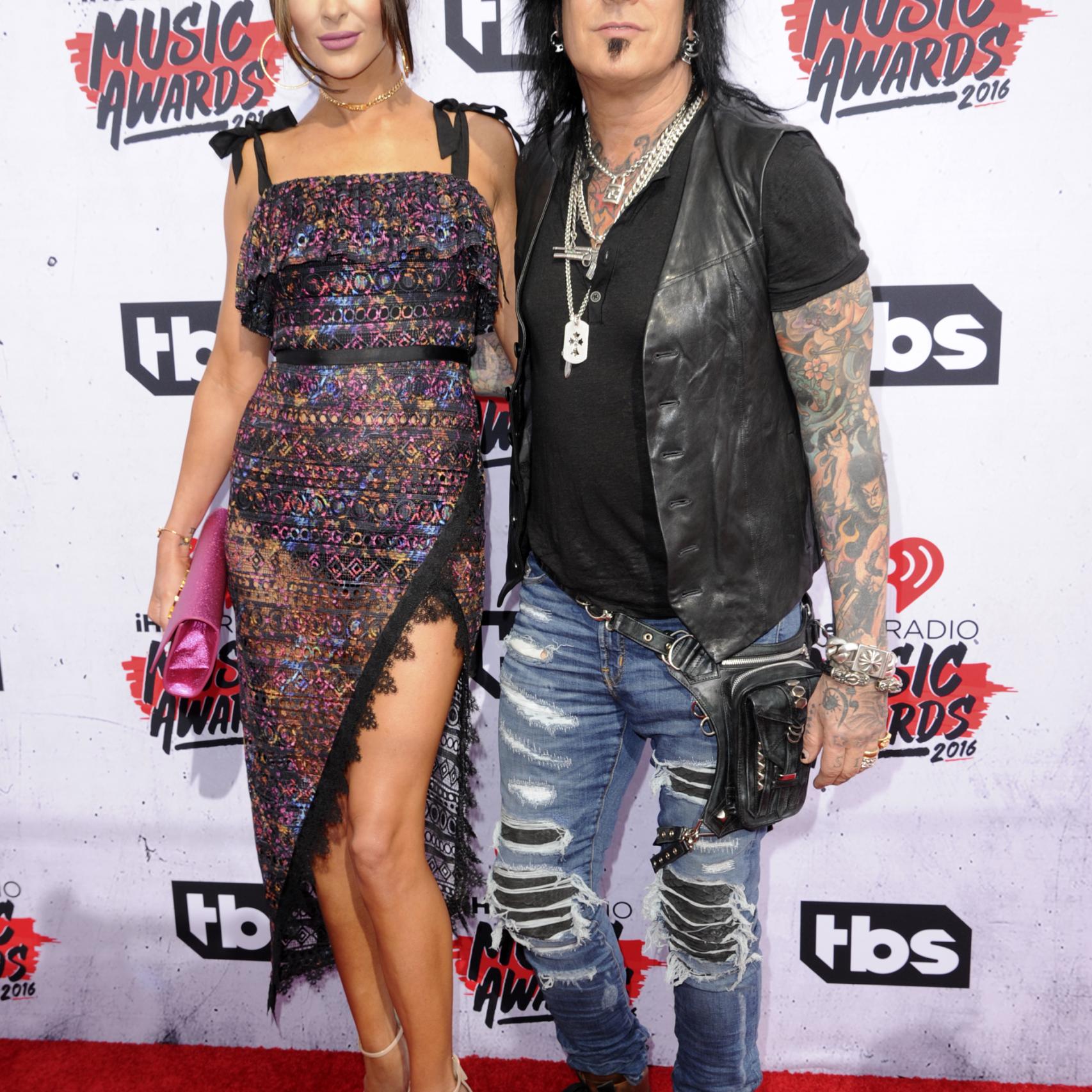 Nikki Sixx y Courtney Bingham en los premios iHeart Radio