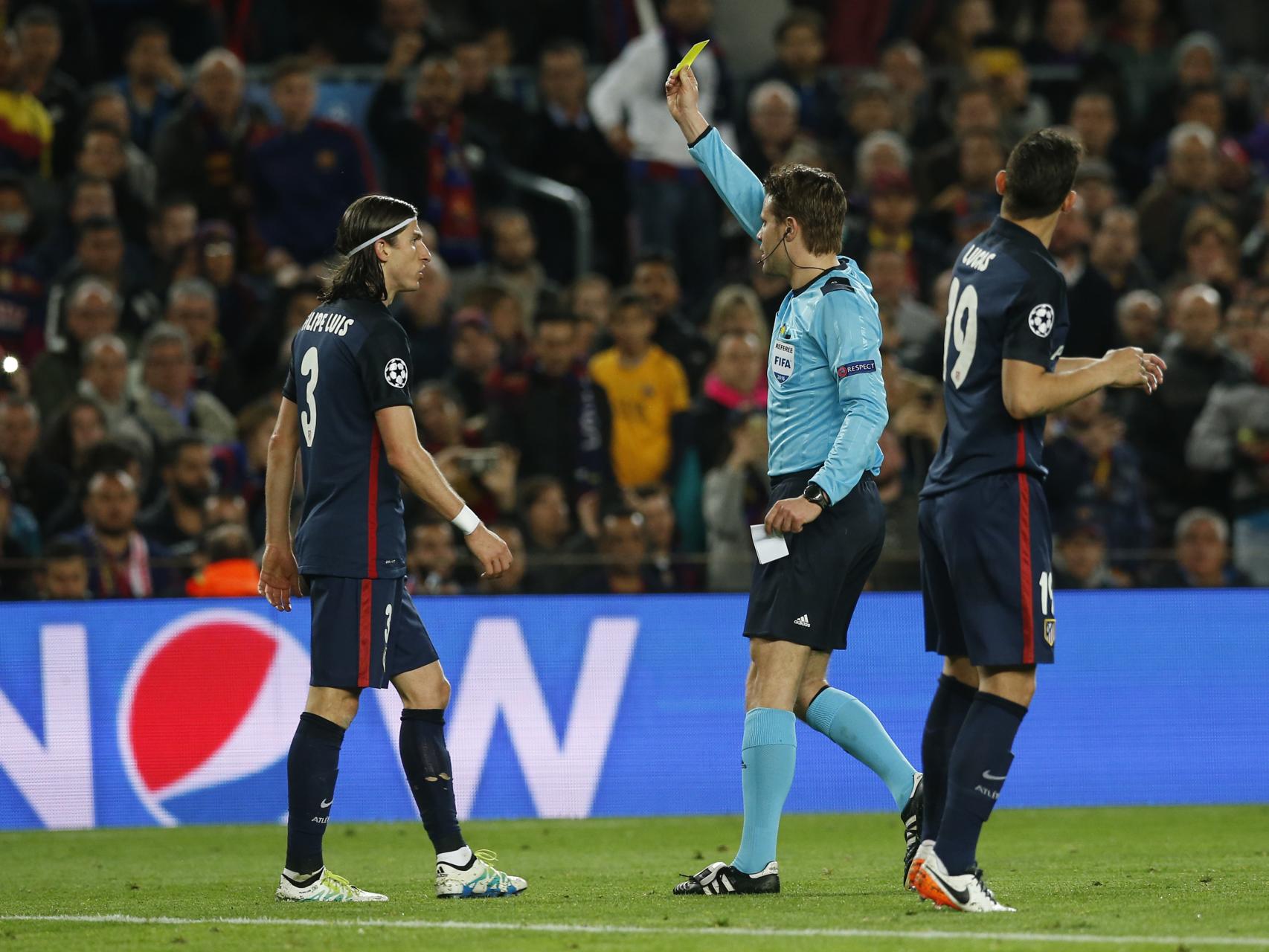 Filipe Luis ve la amarilla en el partido contra el Barcelona.