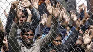 Un grupo de refugiados protestan en el centro de detención de Lesbos, en Grecia