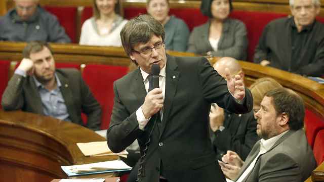 El president de la Generalitat, Carles Puigdemont, durante el pleno en el Parlament
