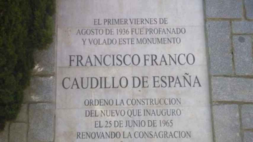La placa que puso Franco en el Cerro de los Ángeles.