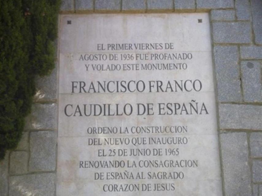 La placa que puso Franco en el Cerro de los Ángeles.