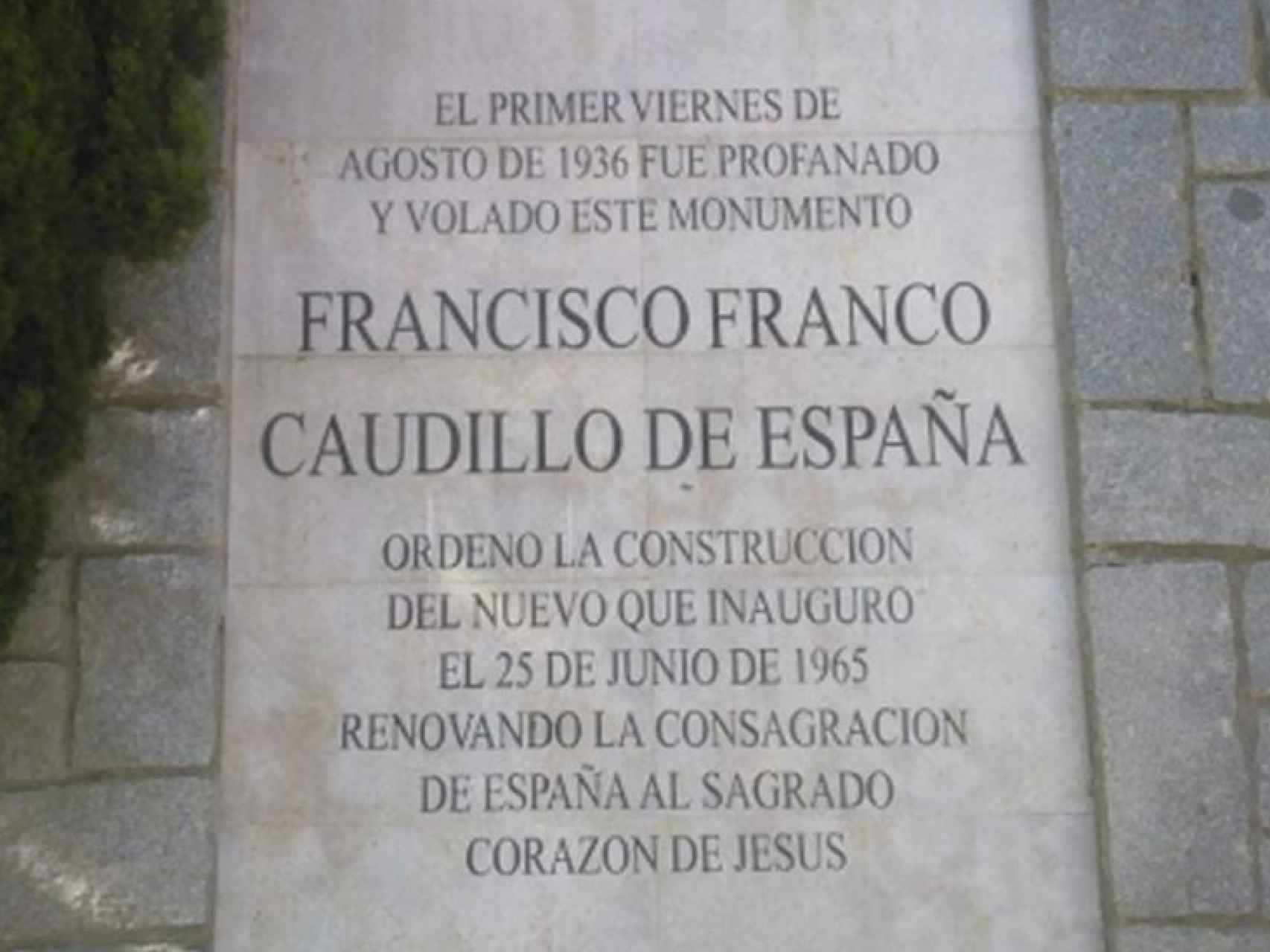 La placa que puso Franco en el Cerro de los Ángeles.