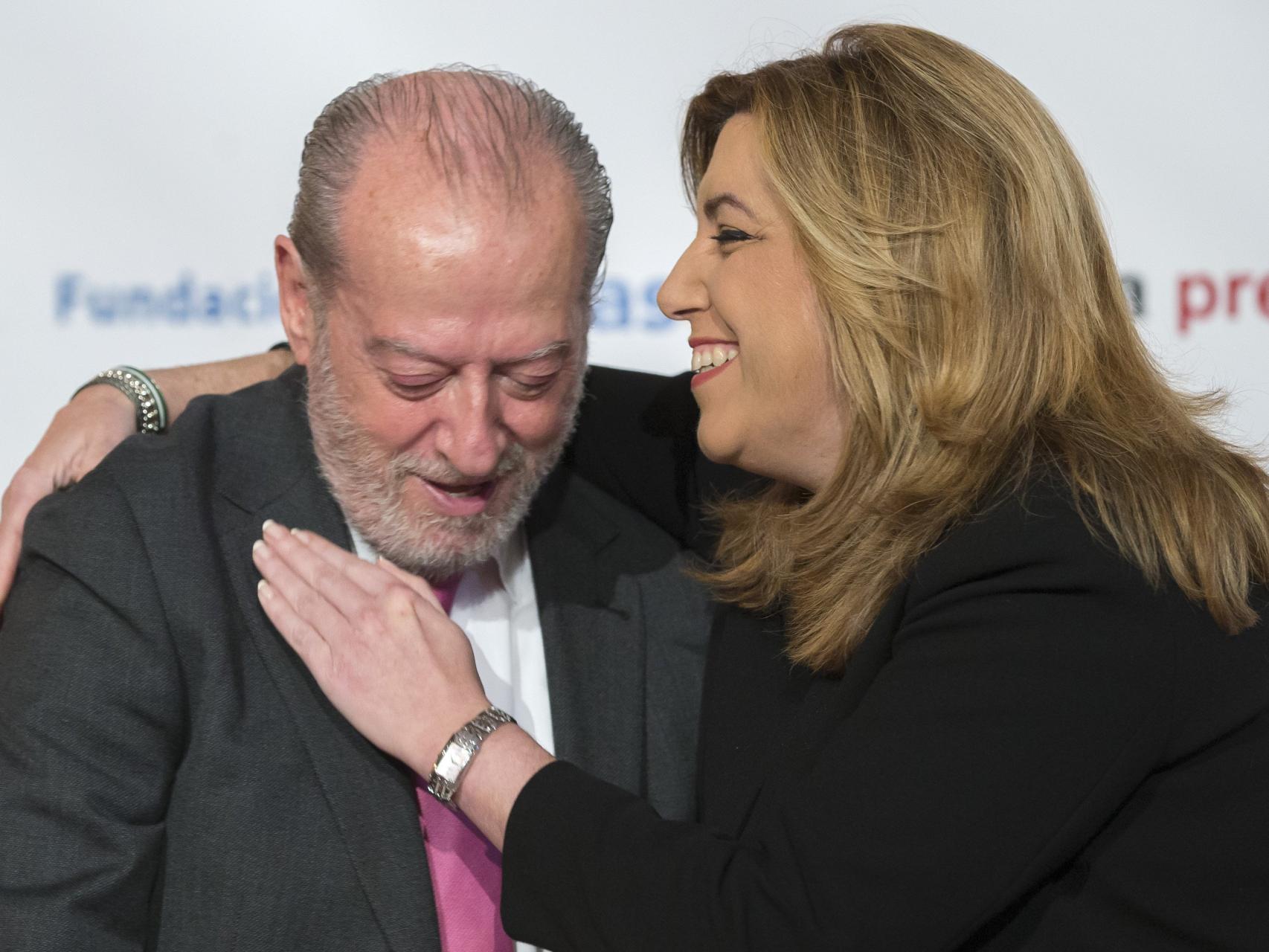 Fernando Rodríguez Villalobos y Susana Díaz durante el desayuno de Europa Press este martes en Sevilla.