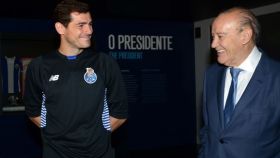 Pinto da Costa, presidente del Oporto, con Iker Casillas