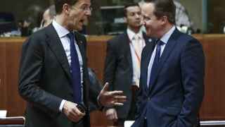 Cameron y Rutte conversan durante la última cumbre de la UE