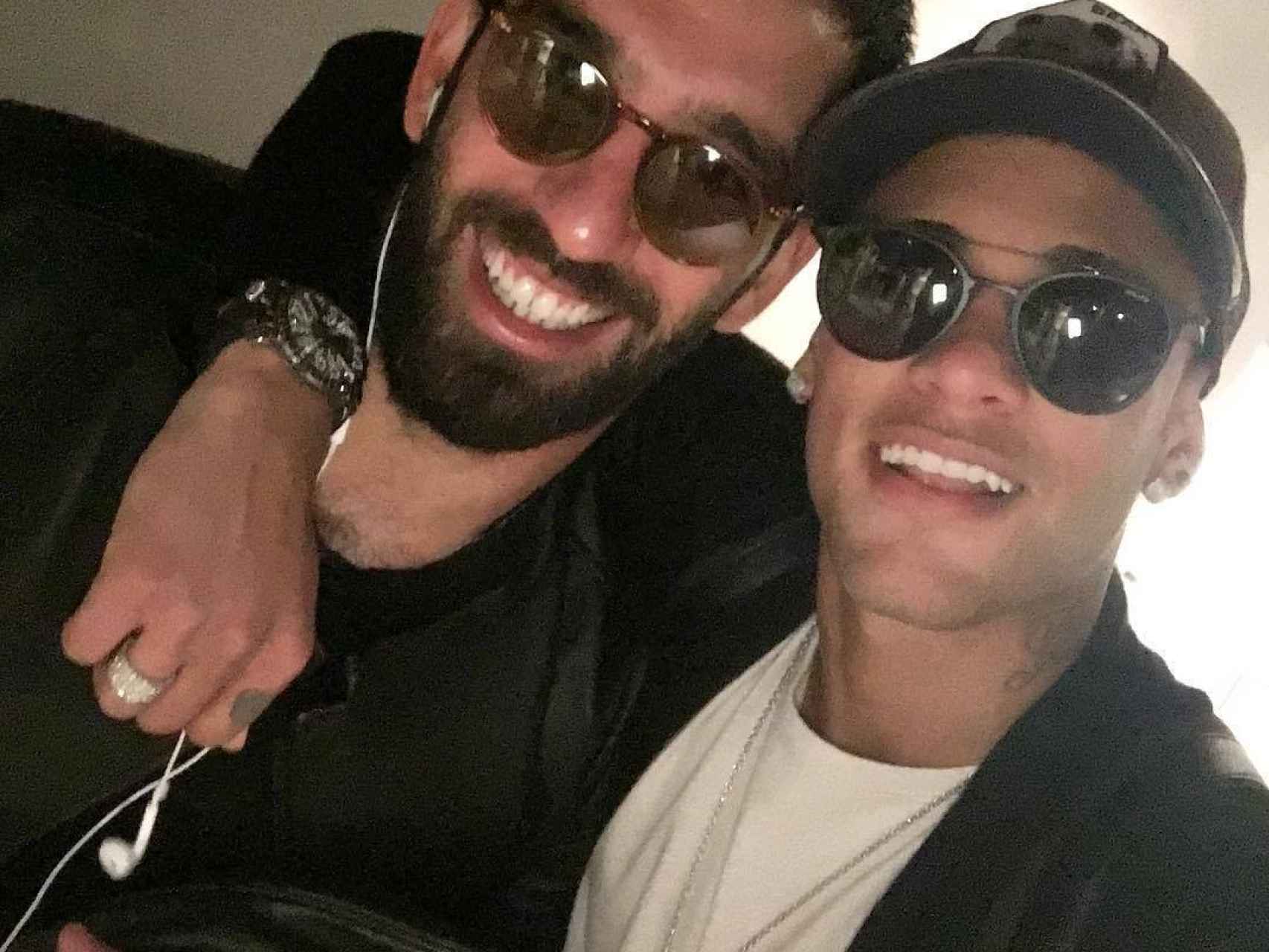 Neymar posa con su amigo Arda Turan