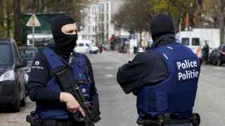 La policía belga durante la última redada en el barrio bruselense de Etterbeek