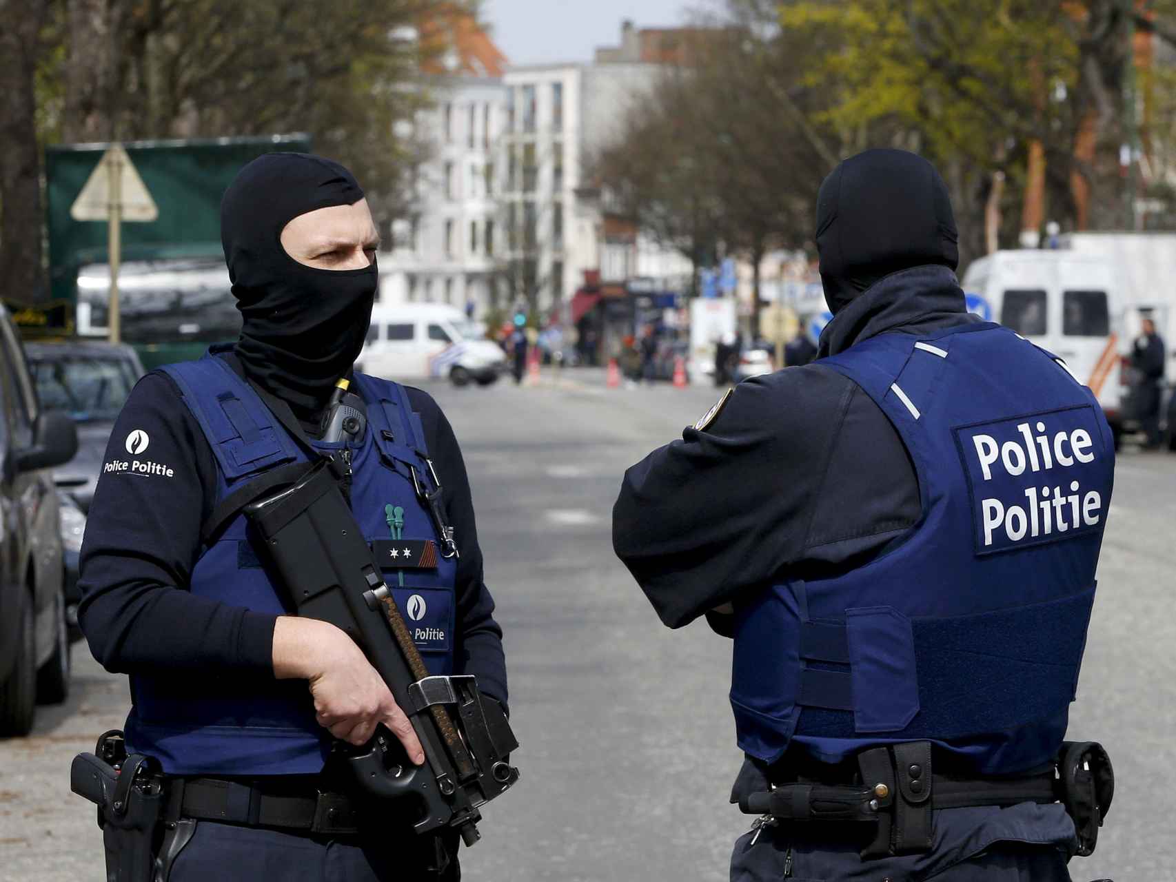 La policía belga durante la última redada en el barrio bruselense de Etterbeek