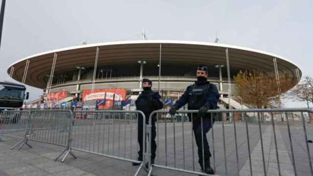 Los policías en los aledaños del Stade de France.