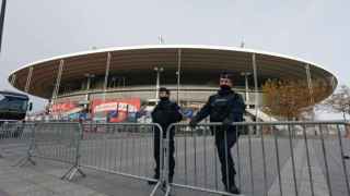 Los policías en los aledaños del Stade de France.