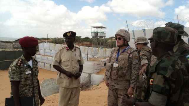 Visita de un comandante español al campo de entrenamiento de EUTM-Somalia.