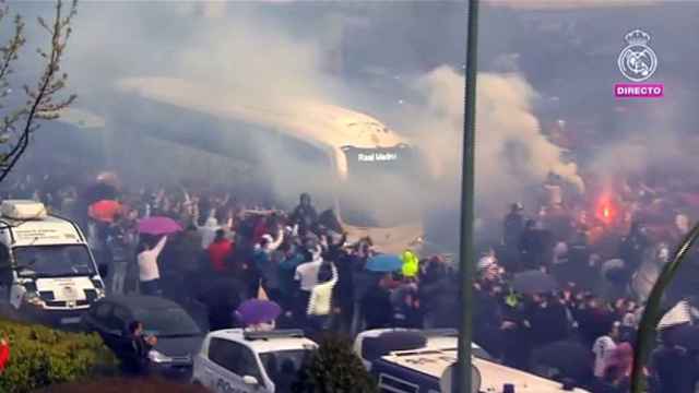 El autobús del Real Madrid en la llegada al Bernabéu