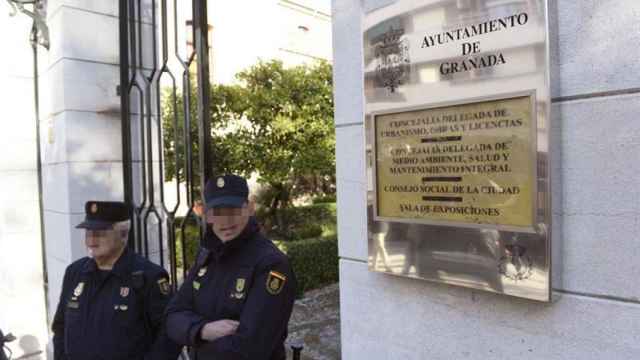 Policias custodian la puerta del Ayuntamiento de Granada.