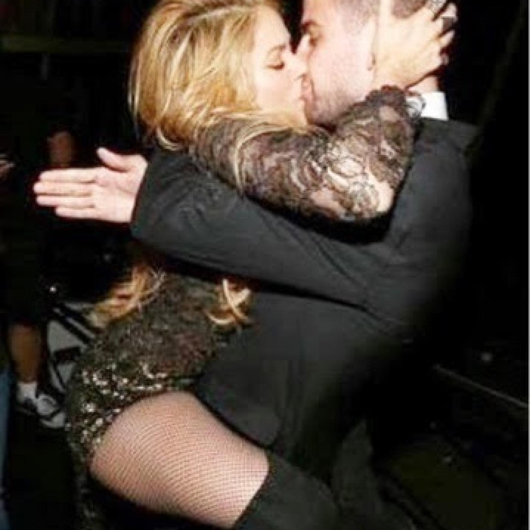 Shakira besando a Piqué