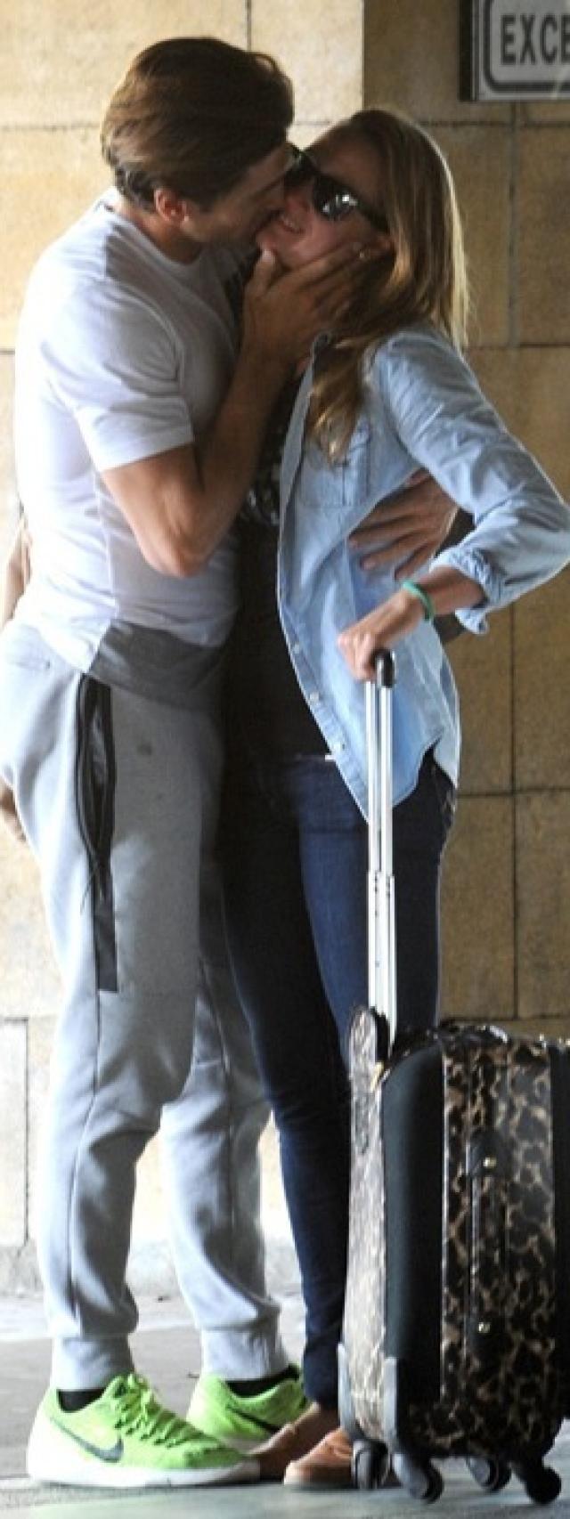 Mireia Belmonte y Javier Hernanz en la estación de Santa Justa en Sevilla