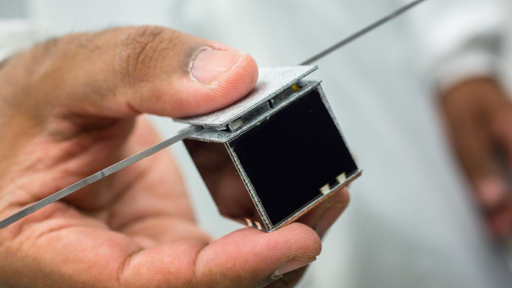 Ojo al minusculo tamaño de este femtosatélite.
