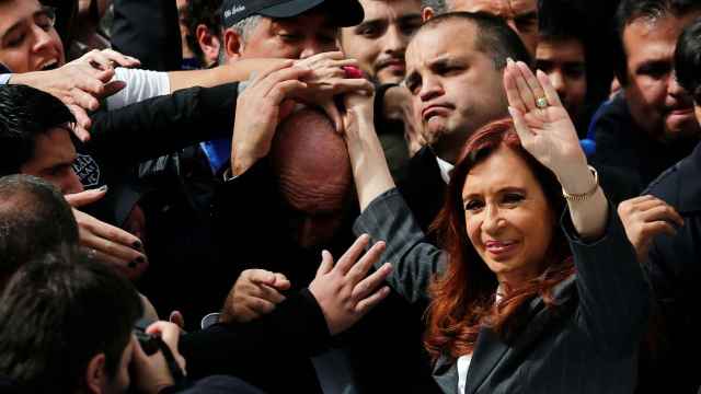 Cristina Fernández saluda a sus seguidores tras declarar.