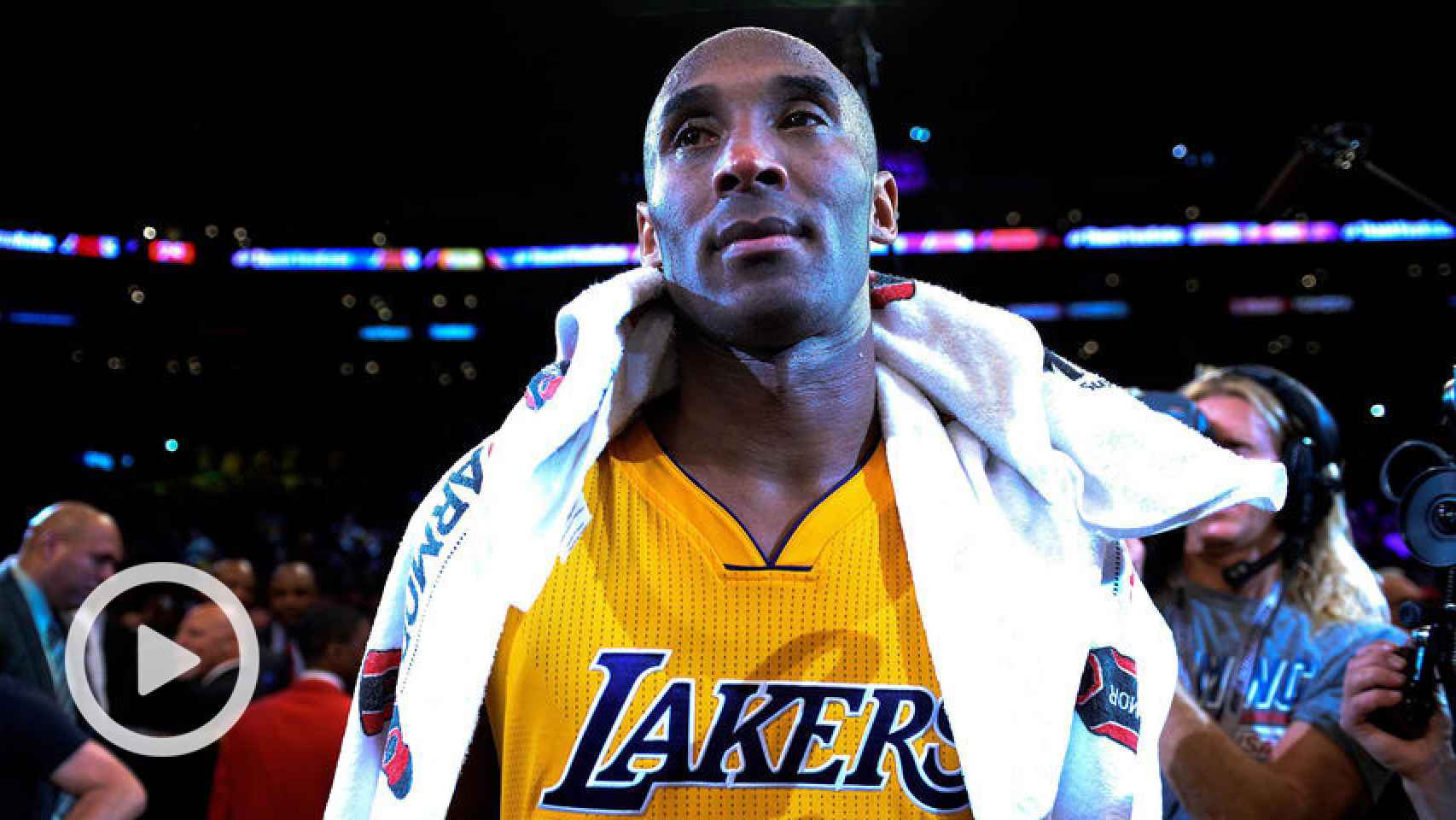 Kobe Bryant tras su último partido con los Lakers, donde cimentó su leyenda.